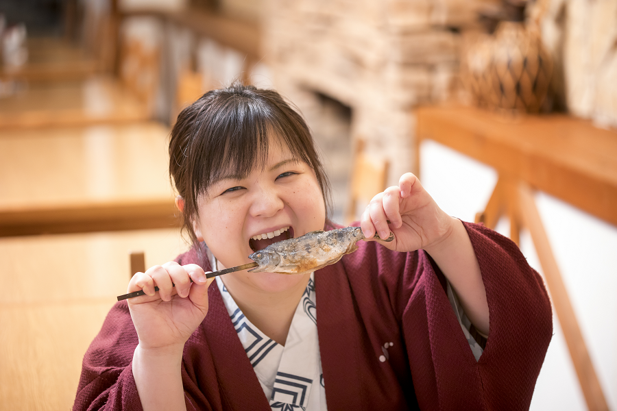 串に刺した山女魚は絶対食べてほしい一品!ガブッとこう!
